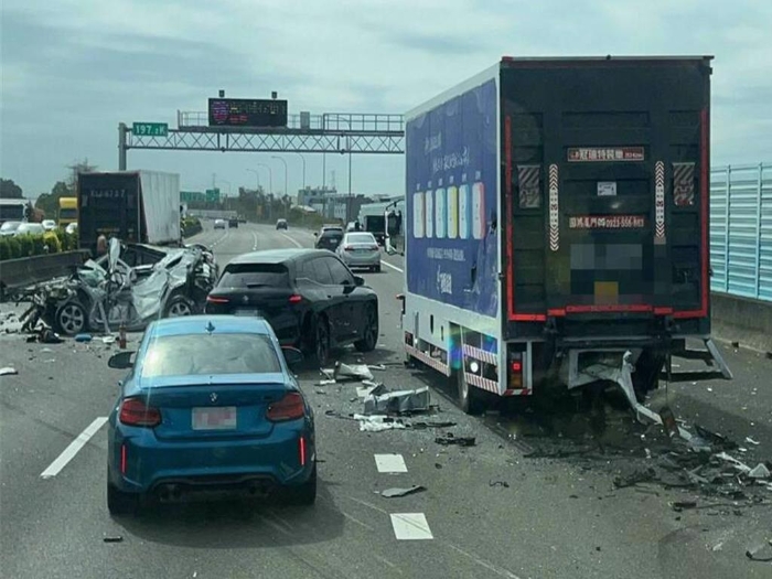 臺灣高速公路發(fā)生嚴(yán)重車禍