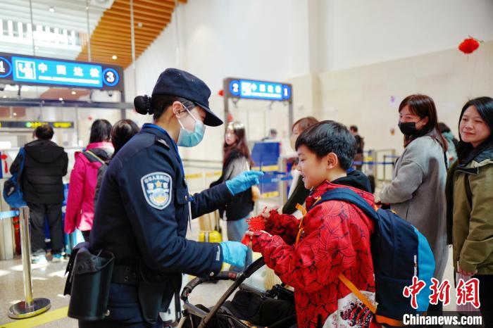 2月10日，福州出入境邊防檢查站移民管理警察向入境臺胞贈送中國結(jié)?！钴?攝