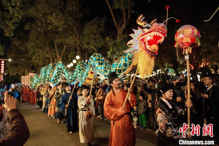 圖為桃園燈會中，漢服演員進行巡游。黃曉煒 攝