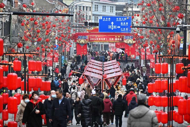 2月18日，游客在2024年青島蘿卜·元宵·糖球會上消費(fèi)、游玩。新華社記者 李紫恒 攝