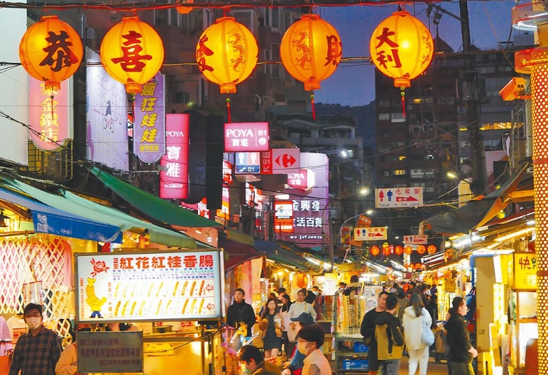 電價4月漲定了，民生及小商家用電漲幅5％起跳，最高則達10％，家家戶戶都受影響。圖為夜市店家燈火通明。（陳俊吉攝）