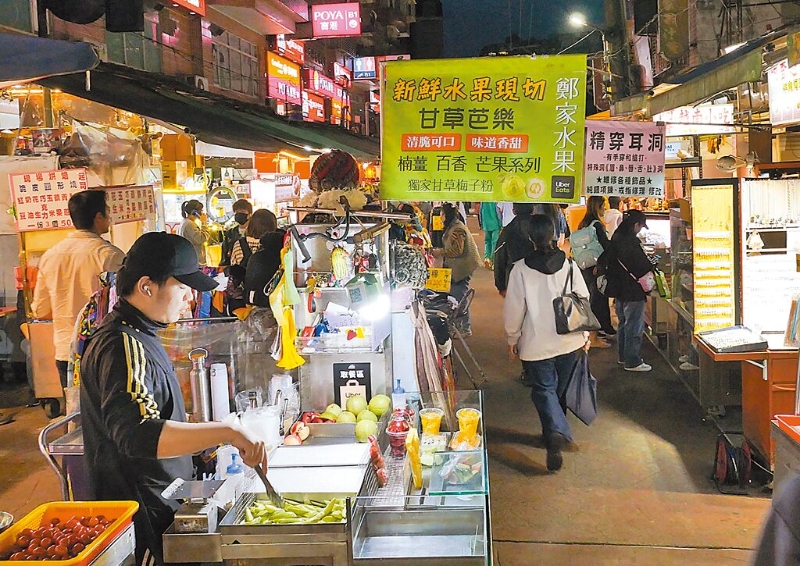 央行宣布升息半碼，房貸負擔將加重，再漲電價勢必會帶動物價飛漲。小資族感嘆日子更難過，恐怕連臭豆腐、雞排都快吃不起。（陳俊吉攝）