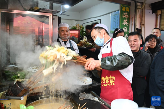 近日，天水市秦州區(qū)的天水名優(yōu)小吃城一麻辣燙店，商家為游客加工麻辣燙。 新華社記者 范培珅攝