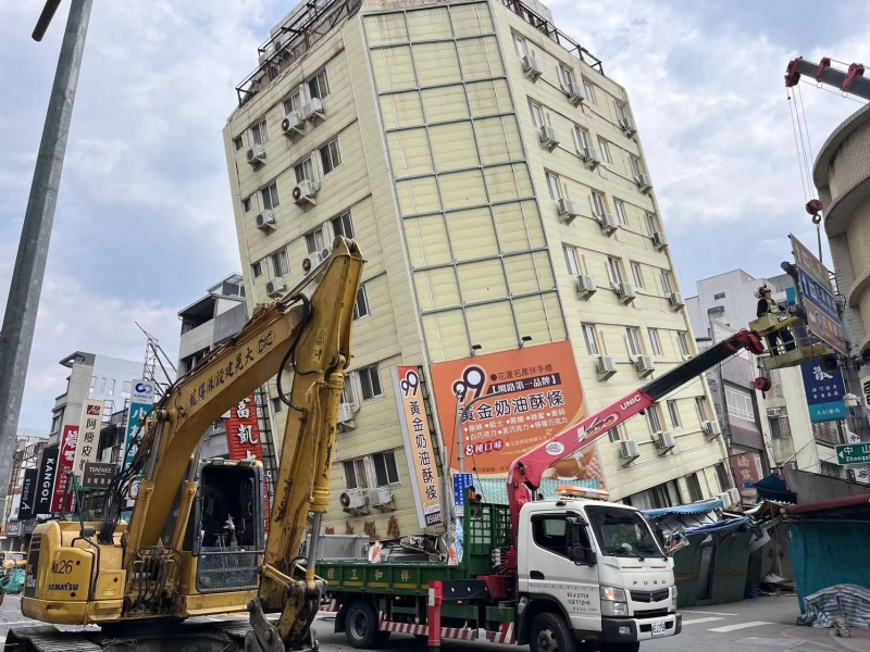 花蓮富凱大飯店23日上午開始拆除作業(yè)。（圖源：臺(tái)灣《聯(lián)合報(bào)》）