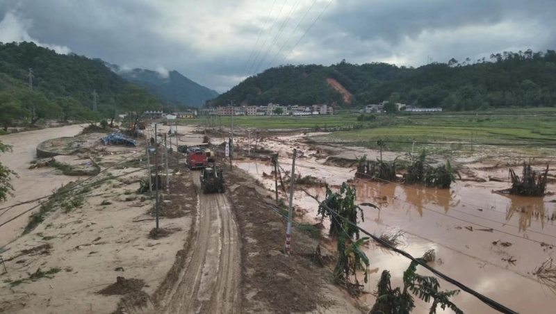 圖為4月22日凌晨，南方電網（廣東）綜合應急基地應急特勤隊進入韶關市武江區(qū)江灣鎮(zhèn)，協(xié)助恢復通訊及搶修復電。（受訪者供圖）2