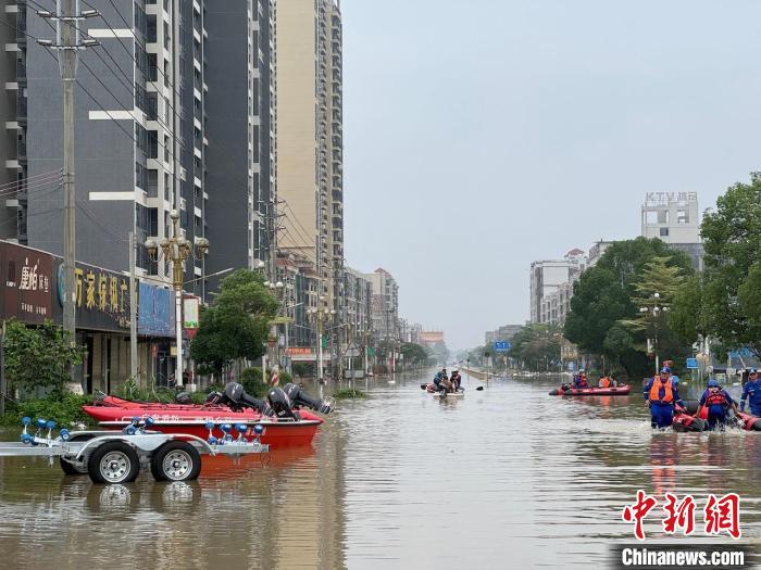 4月22日，清遠英德浛洸鎮(zhèn)救援現(xiàn)場。王堅 攝