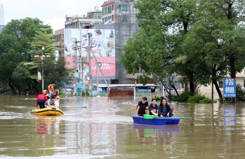 4月21日，廣東清遠英德市浛洸鎮(zhèn)居民在積水的道路上乘船出行。新華社記者 黃國保 攝