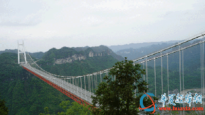 兩岸媒體人游德夯大峽谷 近觀矮寨大橋奇觀