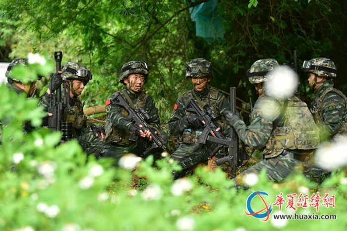 圖五：特戰(zhàn)隊員進行戰(zhàn)術(shù)部署。王松青 攝_副本