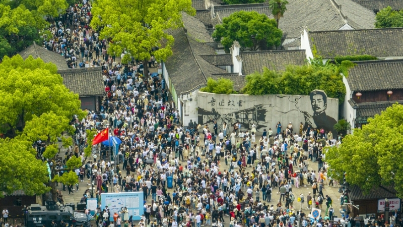 5月3日，游客在浙江省紹興市魯迅故里參觀游玩（無(wú)人機(jī)照片）。（圖源：新華社）