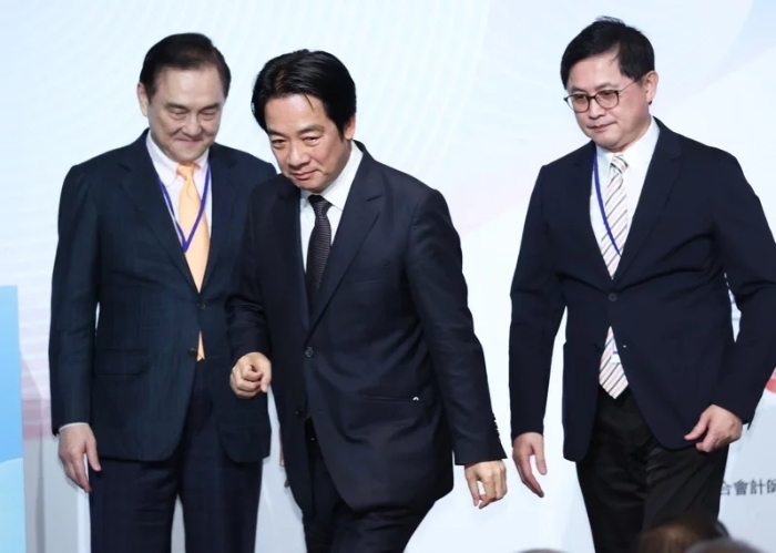民進(jìn)黨智庫副董事長童子賢（左）拋出核2、3廠延役等“大膽建議”，身為智庫董事長的民進(jìn)黨主席賴清德（中），會不會鄭重參考？.webp