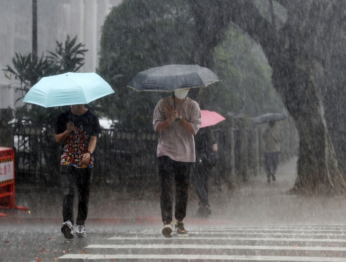 今起水氣增加，明天至周五西南風(fēng)加上梅雨滯留鋒徘徊，全臺(tái)有局部短暫雷雨，並伴隨小範(fàn)圍劇烈天氣。（資料照）