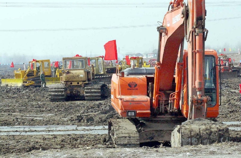 2002年12月27日，南水北調(diào)東線工程正式開工，工程機(jī)械在位于江蘇揚(yáng)州寶應(yīng)縣的潼河工地上投入施工。（圖源：新華社）