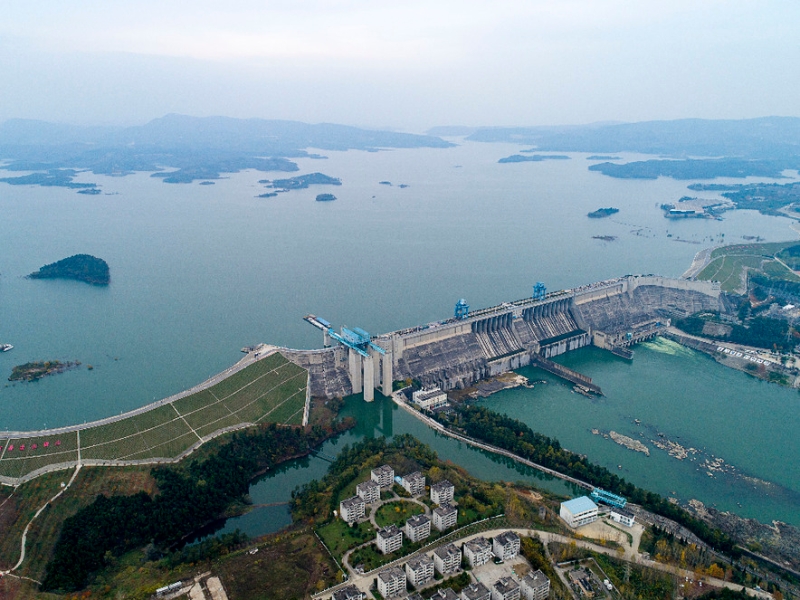 位于湖北十堰丹江口市的丹江口水庫大壩（2019年11月26日攝，無人機(jī)照片）。（圖源：新華社）