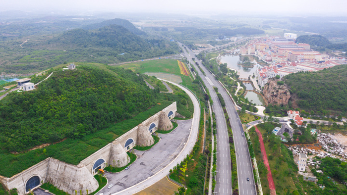 2022年5月24日拍攝的貴安新區(qū)華為云數(shù)據(jù)中心（道路右側(cè)）和騰訊貴安七星數(shù)據(jù)中心（道路左側(cè)）（無(wú)人機(jī)照片）。（圖源：新華社）