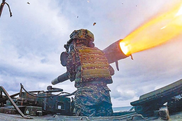 臺灣海軍陸戰(zhàn)隊陸戰(zhàn)九九旅反裝甲連進行拖式導(dǎo)彈實彈射擊操演