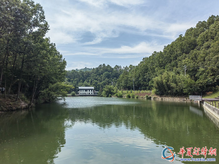 城關(guān)鎮(zhèn)草池灣美景。