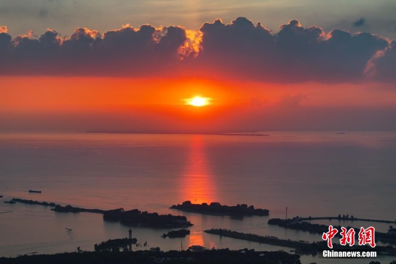 8月4日傍晚，江蘇淮安，航拍洪澤湖夕陽(yáng)美。洪澤湖清淡平靜的湖水，“孕育”出了豐富的水產(chǎn)資源和富有特色的旅游資源。（無人機(jī)照片）