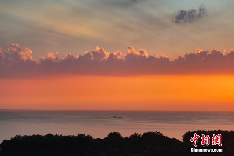 8月4日傍晚，江蘇淮安，航拍洪澤湖夕陽(yáng)美。洪澤湖清淡平靜的湖水，“孕育”出了豐富的水產(chǎn)資源和富有特色的旅游資源。（無人機(jī)照片）