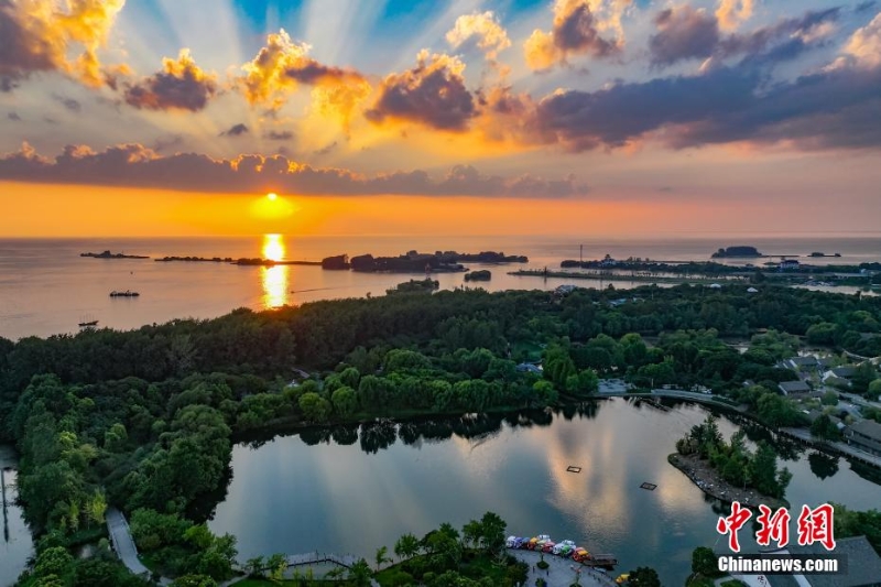 8月4日傍晚，江蘇淮安，航拍洪澤湖夕陽(yáng)美。洪澤湖清淡平靜的湖水，“孕育”出了豐富的水產(chǎn)資源和富有特色的旅游資源。（無人機(jī)照片）