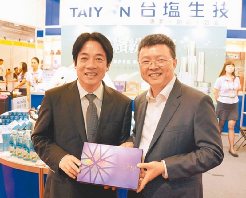 圖為2016年時任臺南市長賴清德（左）與臺鹽前董事長陳啟昱（右）。（圖源：臺灣“中時新聞網(wǎng)”）