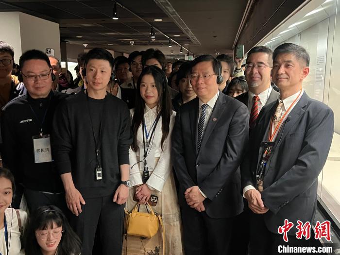 11月30日，大陸高校師生赴臺訪問團(tuán)參觀臺北故宮博物院。中新社記者 路梅 攝