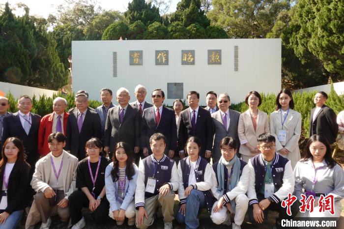 12月4日上午，兩岸清華師生共同到新竹清華大學(xué)校園內(nèi)的梅貽琦墓園拜謁。中新社記者 路梅 攝