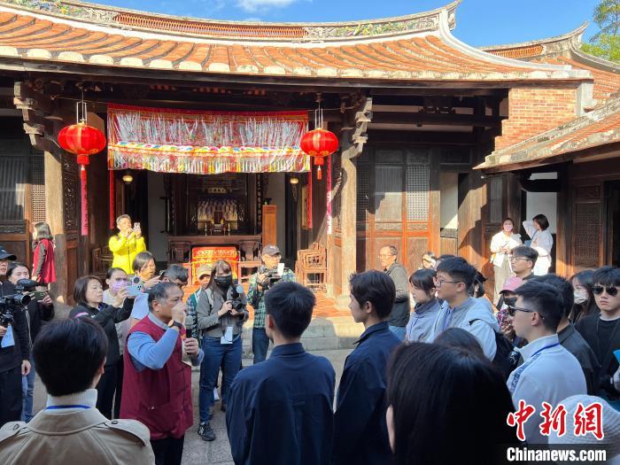 11月28日，大陸高校師生團(tuán)在臺北參觀林安泰古厝民俗文物館。中新社記者 路梅 攝