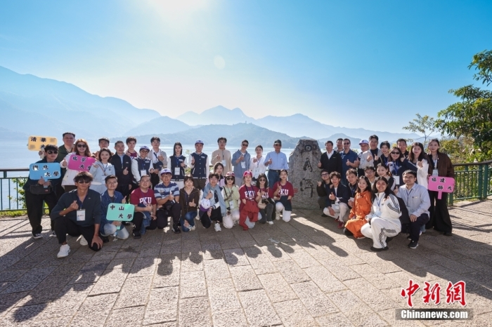 12月1日，大陸高校師生赴臺訪問團(tuán)一行游覽位于南投縣的日月潭。中新社發(fā) 馬英九文教基金會 供圖