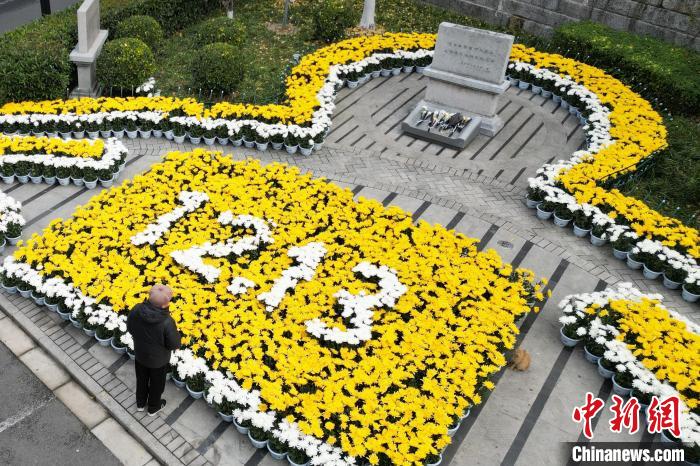 國家公祭日將至侵華日軍南京大屠殺遇難同胞叢葬地布置鮮花悼念遇難同胞