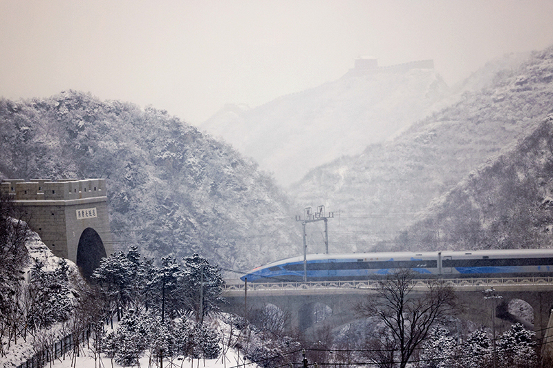 2022年1月21日，京張高鐵列車經(jīng)過居庸關(guān)隧道，從北京駛向太子城。（圖源：新華社）