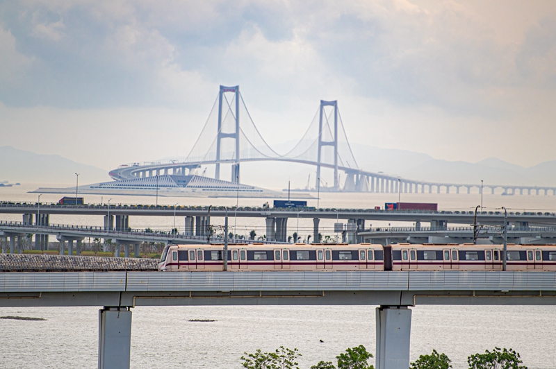 2024年6月19日，深圳地鐵11號(hào)線列車(chē)和廣深沿江高速上的車(chē)輛經(jīng)過(guò)深中通道的深中大橋和西人工島。（圖源：新華社）