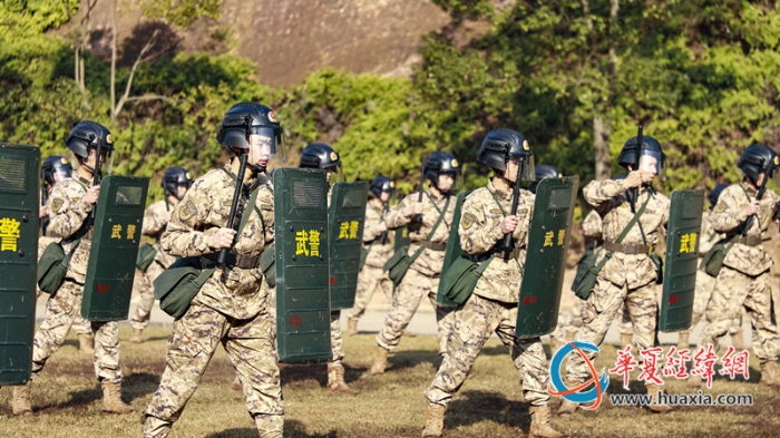 8 官兵整齊列陣、氣勢(shì)如虹。張煜梁攝_副本