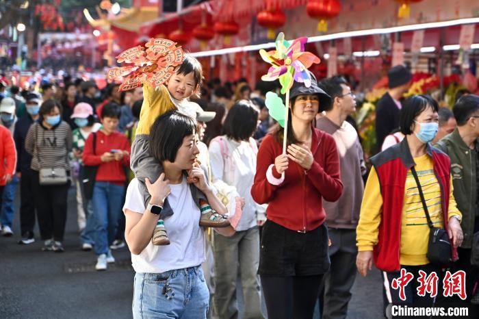 （新春見聞）廣州“百年花市”開市迎客