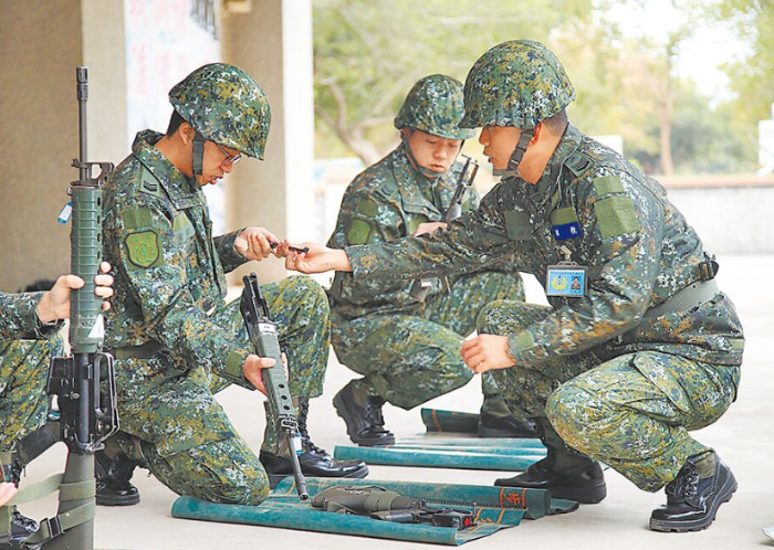 圖為臺(tái)軍“后備戰(zhàn)士”練習(xí)槍枝分解與結(jié)合