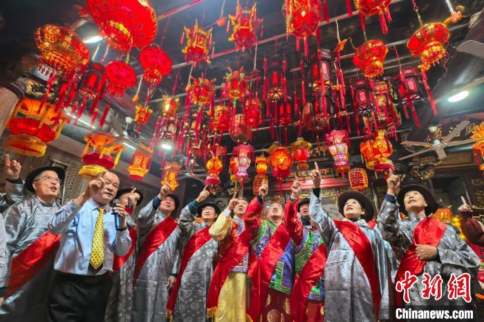 2月12日晚，閩臺(tái)東石燈俗活動(dòng)在福建省晉江市東石鎮(zhèn)嘉應(yīng)廟舉辦。圖為兩岸民眾同數(shù)一宮燈。中新網(wǎng)記者 孫虹 攝