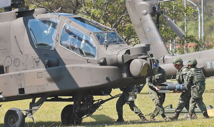 圖為臺灣陸軍阿帕契攻擊直升機掛載地獄火導彈演練