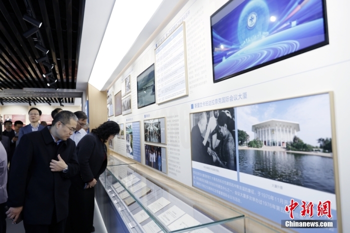 圖為觀眾觀展。<a target='_blank' href='/'>中新社</a>記者 韓海丹 攝