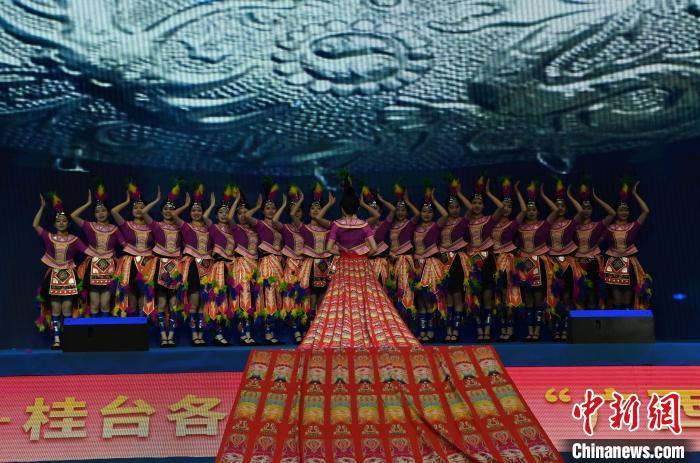 圖為大聯(lián)歡活動現(xiàn)場舞蹈《樣樣美》表演。中新網(wǎng)記者 蔣雪林攝