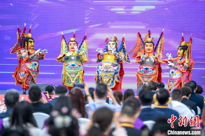 圖為臺(tái)灣圣義龍獅團(tuán)帶來的表演《電音三太子》。記者 劉忠俊 攝
