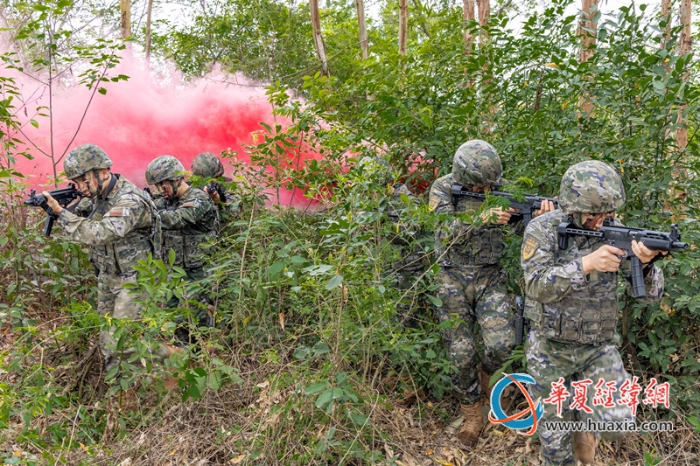 1、2025年4月16日，武警官兵進行小組交替掩護搜索。_副本