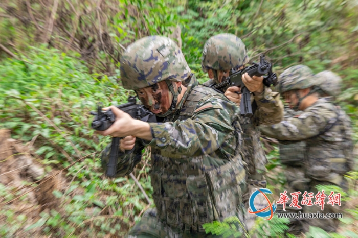 5、2025年4月16日，武警官兵進行小組協(xié)同搜索_副本