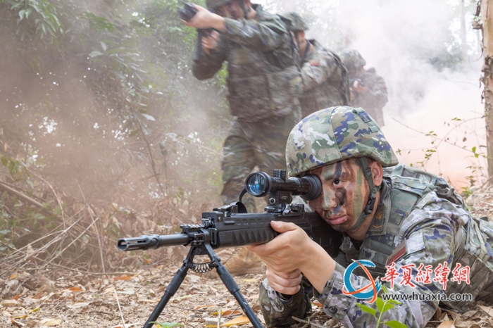 7、2025年4月16日，武警狙擊手掩護隊友快速出動_副本