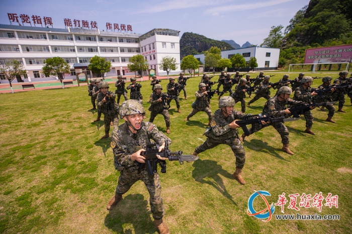 2、官兵進行刺殺訓練。施晨洲 攝 _副本