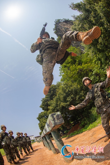 4、官兵開展實裝200米障礙訓練，圖為官兵通過獨木橋。農(nóng)文尖 攝_副本