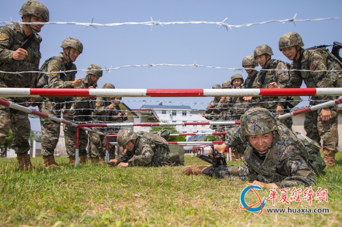 6、圖為武警官兵開展戰(zhàn)術(shù)基礎(chǔ)訓練。（施晨洲 攝）_副本