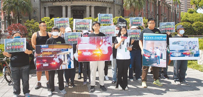 臺(tái)灣民眾黨2日到監(jiān)察院外舉行記者會(huì)，要求除了李俊俋外，其他涉嫌公器私用的監(jiān)委也應(yīng)追究責(zé)任