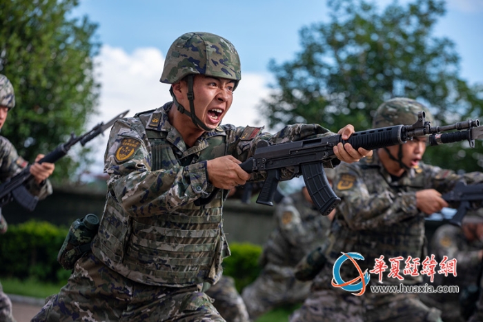 4、武警官兵進(jìn)行刺殺訓(xùn)練。李笑仙 攝_副本