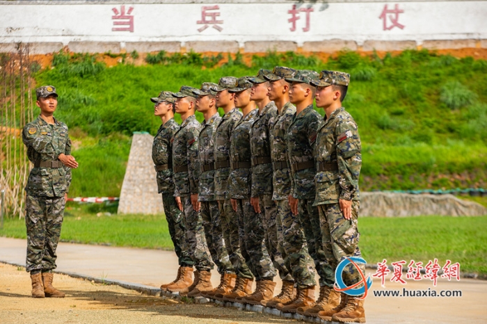 9、武警官兵利用臺階進(jìn)行隊列訓(xùn)練。李笑仙 攝_副本