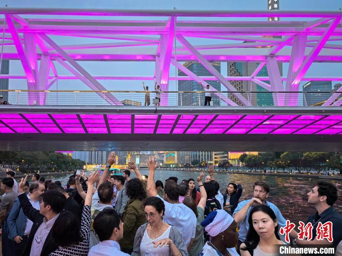 天津：達沃斯嘉賓坐海河游船沉浸式體驗津門夜韻